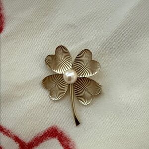 Vintage Windward 12 Kt 4 Leaf Clover with faux Pearl